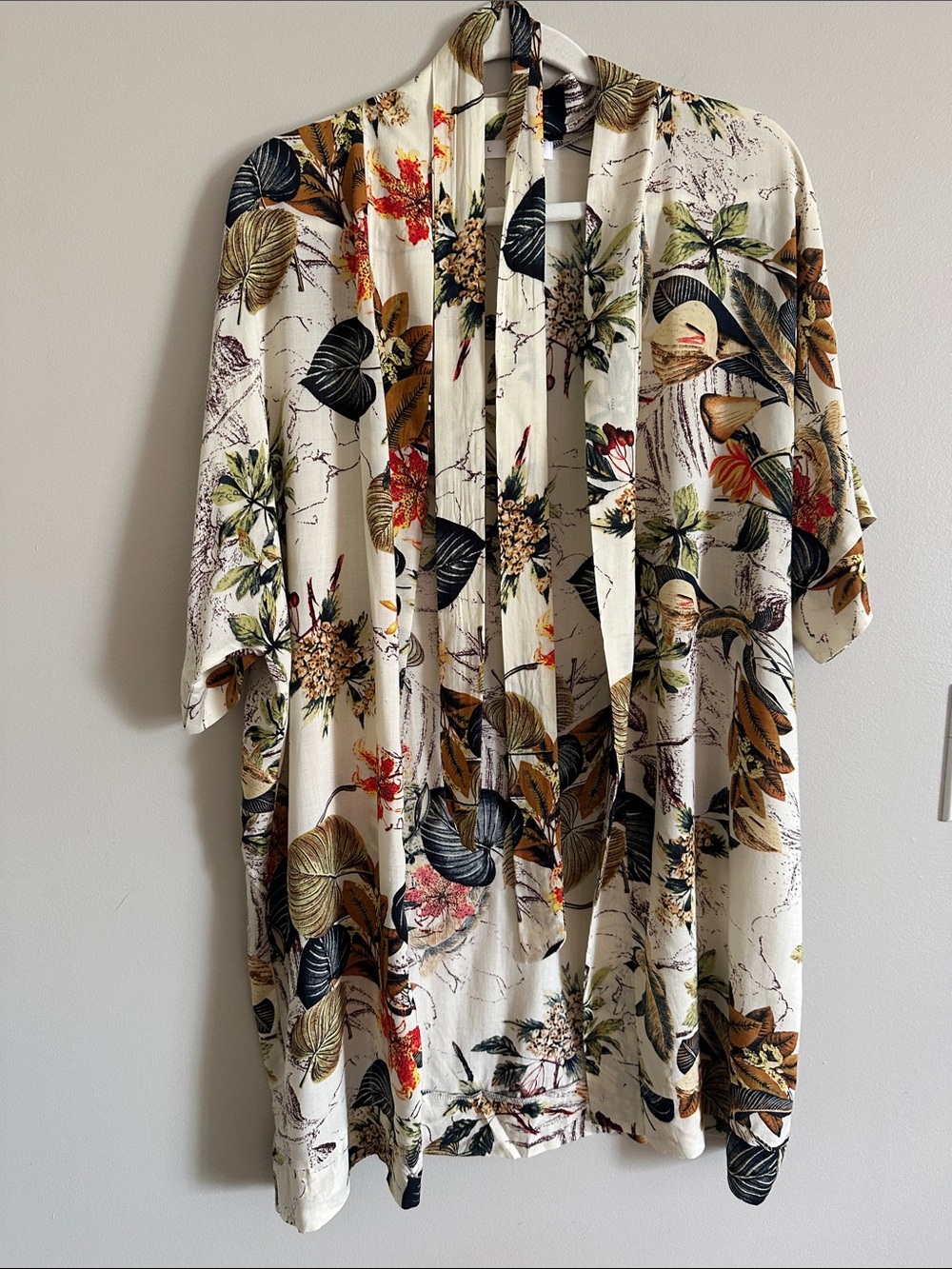 Cream tie-waist kimono - Picture 9 of 11